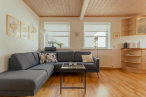 Lovely 2 BR Apartment - Parking - Quiet Street